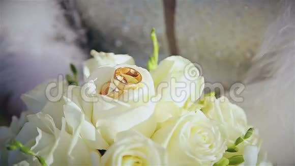 新娘手中的结婚戒指视频的预览图