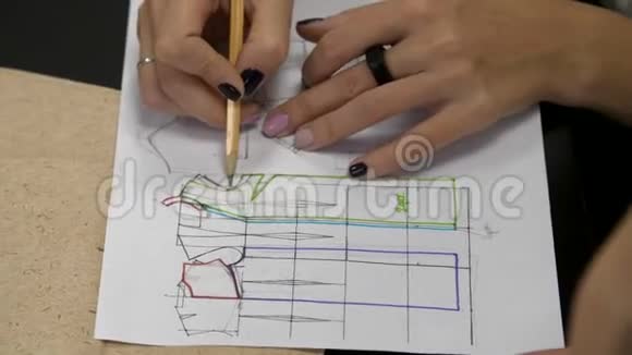 女孩在白纸上画出不同的人和衣服的草图视频的预览图