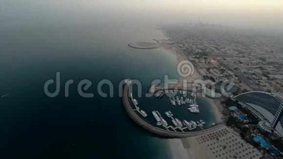 阿联酋迪拜BurjAl阿拉伯酒店附近的Jumeirah海滩直升机视图视频的预览图