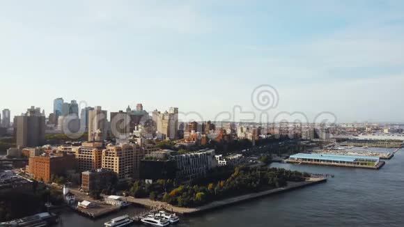 美丽的空中景观布鲁克林区在纽约美国无人机飞越东河视频的预览图