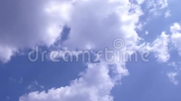 晴天晴朗的天空中柔和的白云视频的预览图
