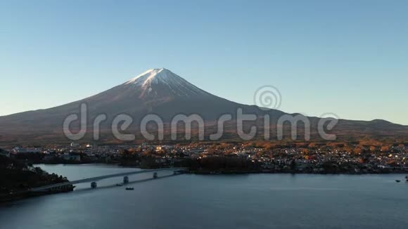 山的空中景色黎明时分的富士和川川子湖视频的预览图