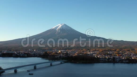 山的空中景色黎明时分的富士和川川子湖视频的预览图