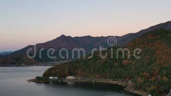 山的空中景色黎明时分的富士和川川子湖视频的预览图