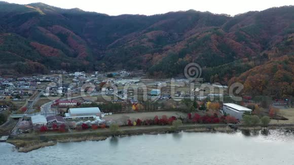 山的空中景色黎明时分的富士和川川子湖视频的预览图