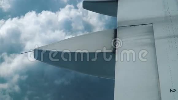飞机在空中飞行的翅膀视频的预览图