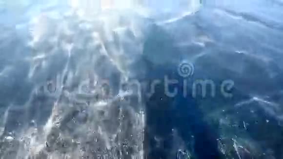 冰湖上滑冰的人视频的预览图