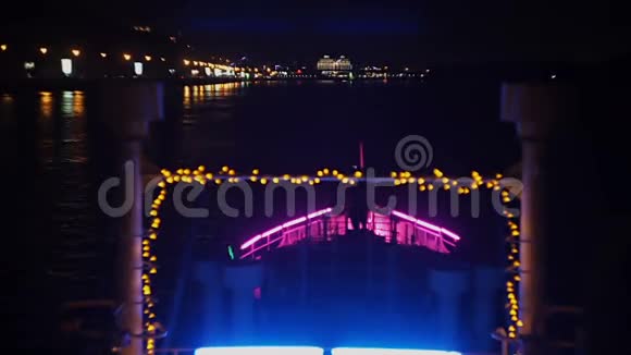 从节日的派对船上欣赏夜晚的城市视频的预览图