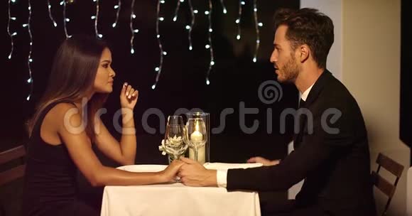 一对浪漫的夫妇在享受晚餐视频的预览图