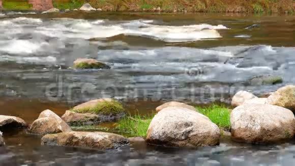 在这美丽的景色中一条河流过岩石视频的预览图