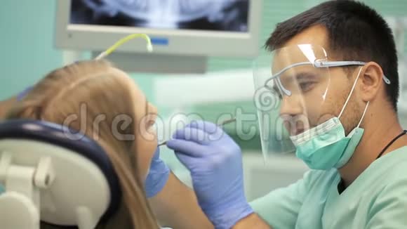 医生给他的病人做牙科治疗视频的预览图