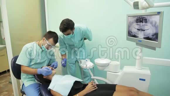 医生给他的病人做牙科治疗视频的预览图