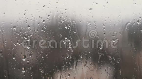 雨落在家用窗户上视频的预览图