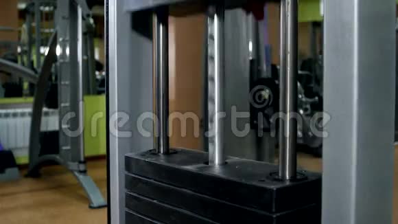 健身房里的健身器材视频的预览图