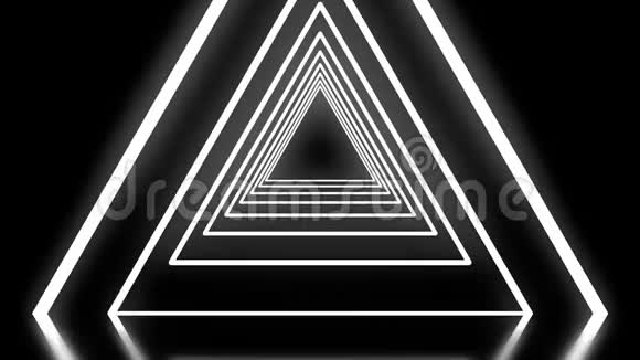 美丽的抽象单色三角形隧道越来越近了穿过黑色的霓虹灯三角隧道视频的预览图