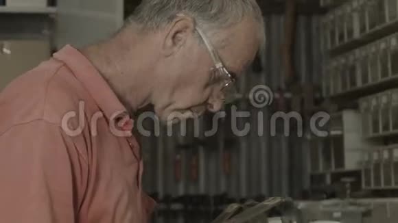 50岁至60岁的退休男子在业余工棚或木工车间工作视频的预览图