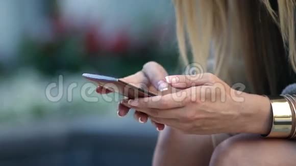 女人在户外浏览手机视频的预览图