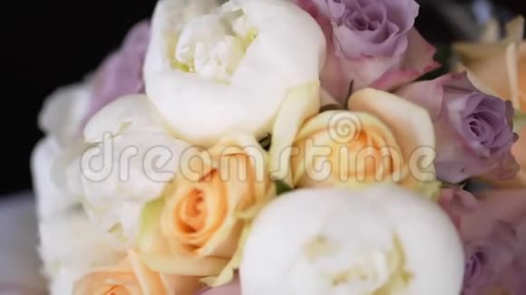 黑色背景的婚礼花束和戒指视频的预览图