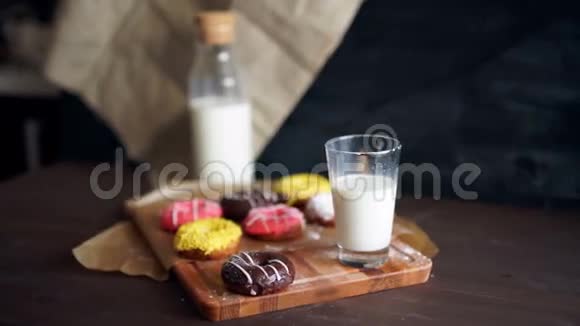 带迷你牛奶的甜甜圈视频的预览图