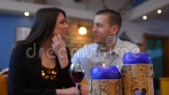 一对情侣坐在餐桌旁喝着酒视频的预览图