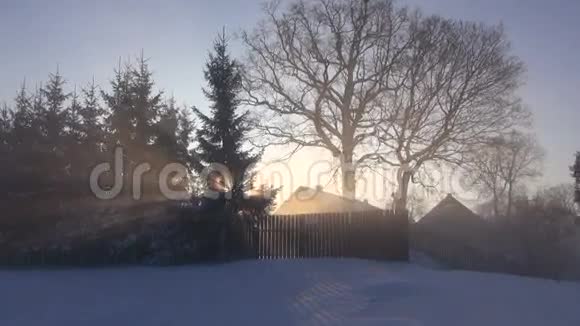 日出和冬天的雾在村庄里视频的预览图