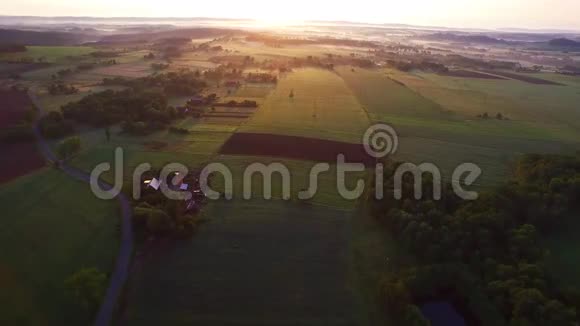 空中金色日出覆盖村庄视频的预览图