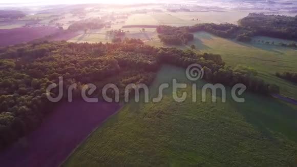 空中金色日出覆盖村庄视频的预览图