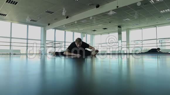 男性运动员做伸展运动坐在麻绳上视频的预览图