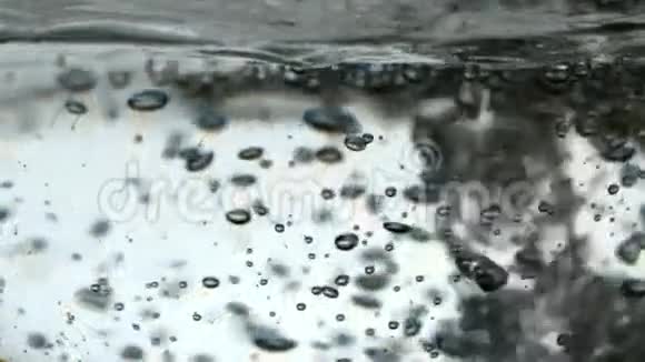 气泡在一杯水中升起视频的预览图