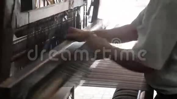 用手织机编织的织物Antakya视频的预览图
