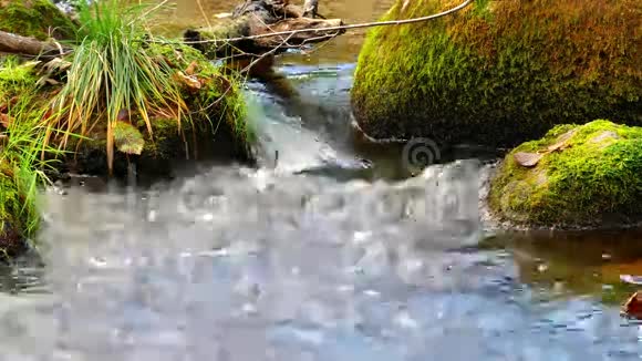 在这美丽的景色中一条河流过岩石视频的预览图
