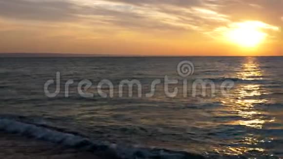 海上日出的风景视频的预览图