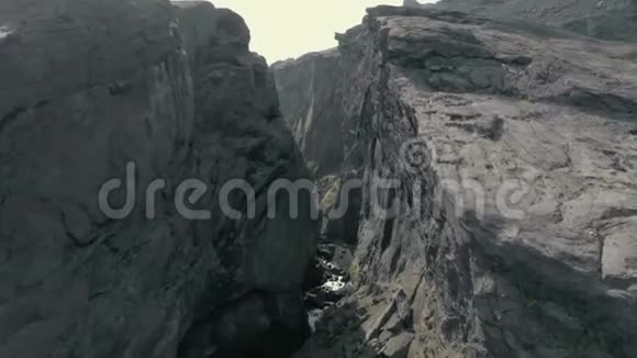 峡谷空中景色视频的预览图