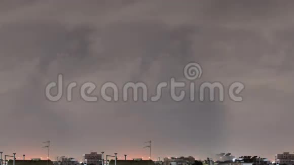 乌云密布的天空与闪电在夜间的时间间隔循环视频的预览图