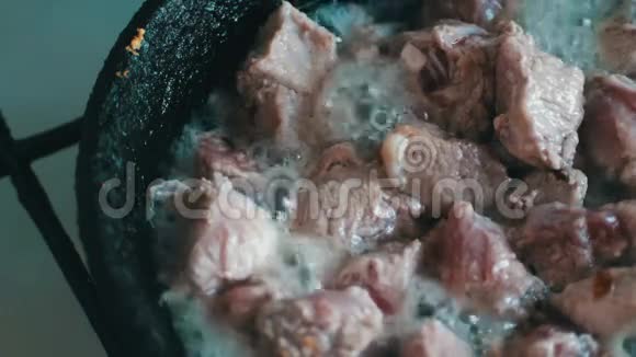 带血和香料的肉片在锅里炒视频的预览图