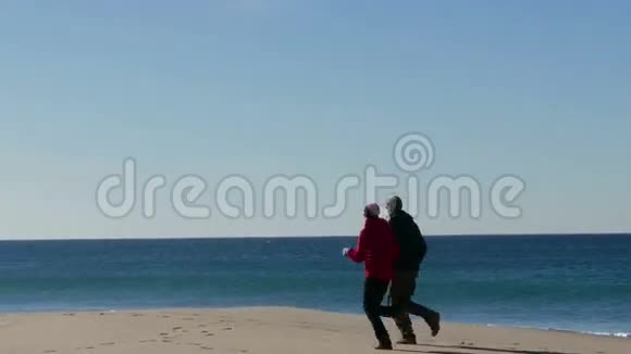 中年夫妇在海滩上慢跑视频的预览图
