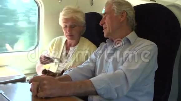 老年夫妇在火车旅行中放松视频的预览图