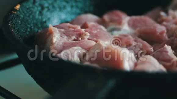 带血和香料的肉片在锅里炒视频的预览图