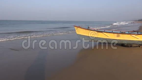 印度喀拉拉海滩上五颜六色的木船视频的预览图