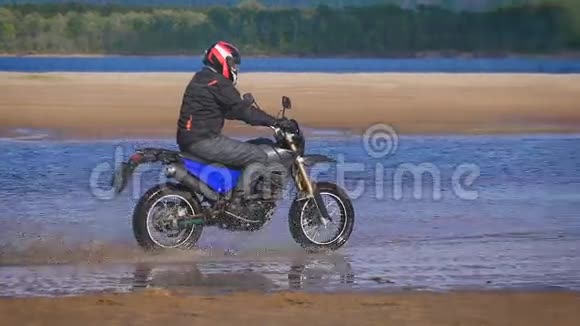 自由的感觉和莫托美学摩托车手在沙滩上骑自行车视频的预览图
