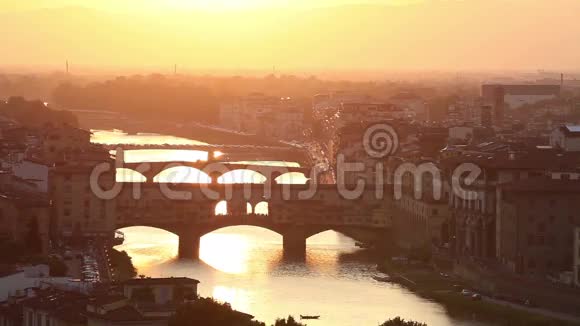 意大利日落时佛罗伦萨的桥梁视频的预览图