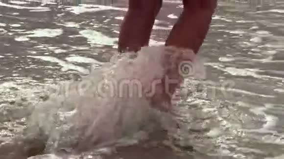 在海滩散步的女性腿视频的预览图
