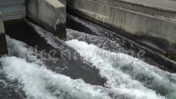 河坝寒河流溅水视频的预览图
