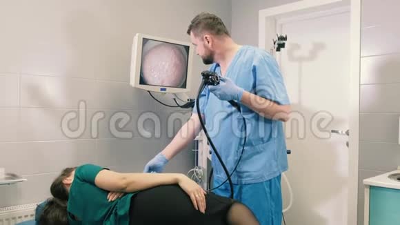 医生让一个年轻女孩做胃镜检查视频的预览图