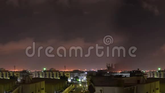 夜晚在南吉达的住宅表面有云的时间间隔循环视频的预览图