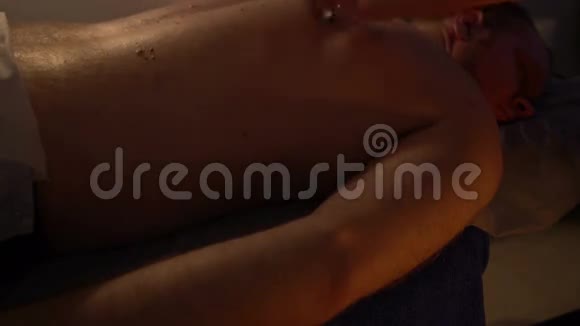 中国按摩刮刀水粉背部按摩视频的预览图