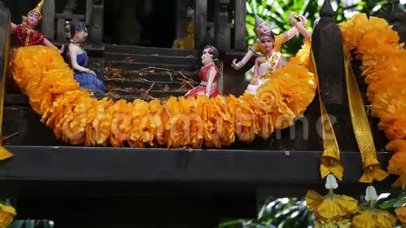 木制微型守护灵屋小佛寺神社彩花花环圣菲拉法姆视频的预览图
