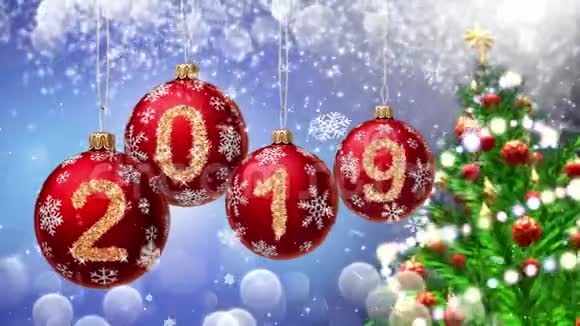 悬挂2019年数字闪光圣诞球在蓝色的背景4K视频的预览图