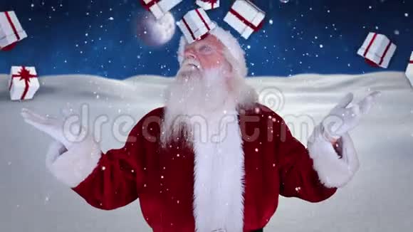 圣诞老人举起手手里拿着掉落的圣诞礼物视频的预览图