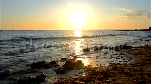 太阳在海滩上反射大海视频的预览图